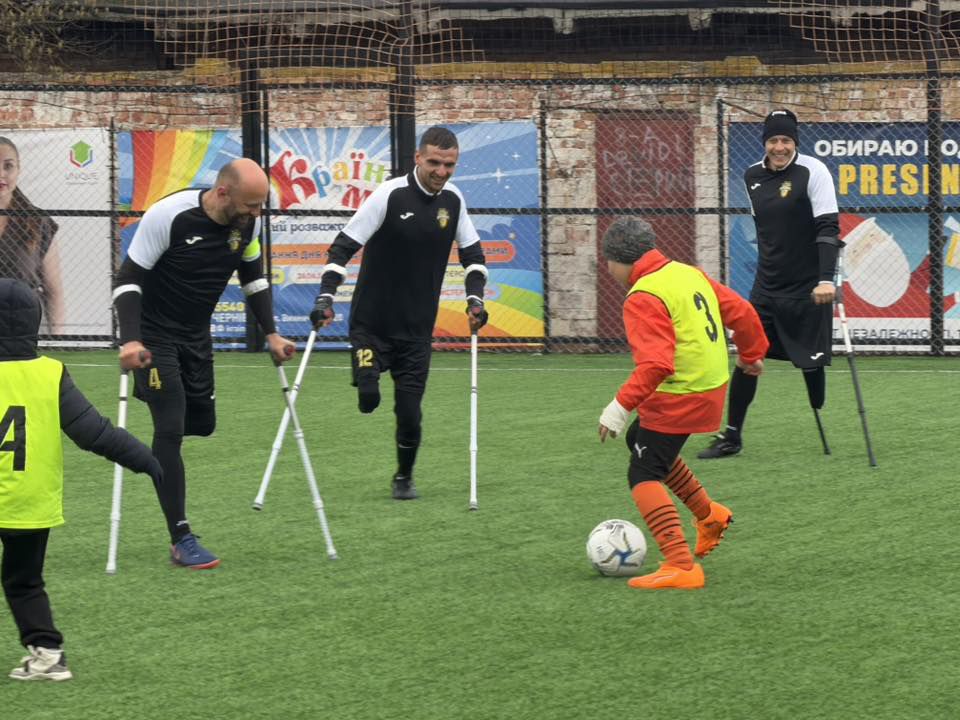 У Чернівцях з'явився ще один модерновий спортивний майданчик для дітей